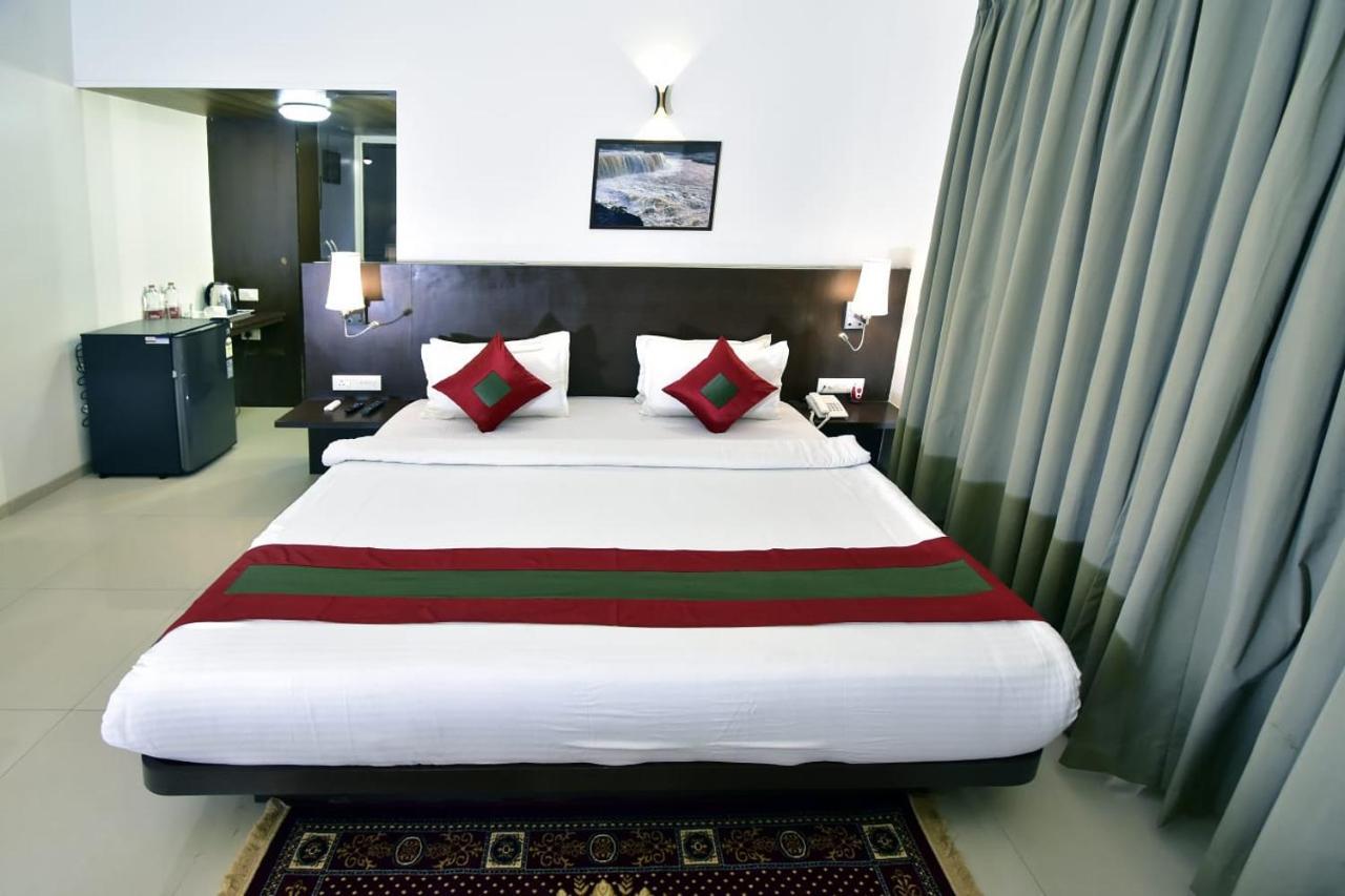 Caves County Resort Malegaon Экстерьер фото