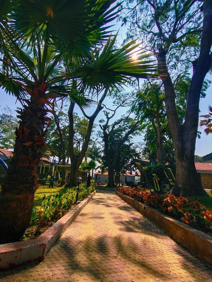 Caves County Resort Malegaon Экстерьер фото